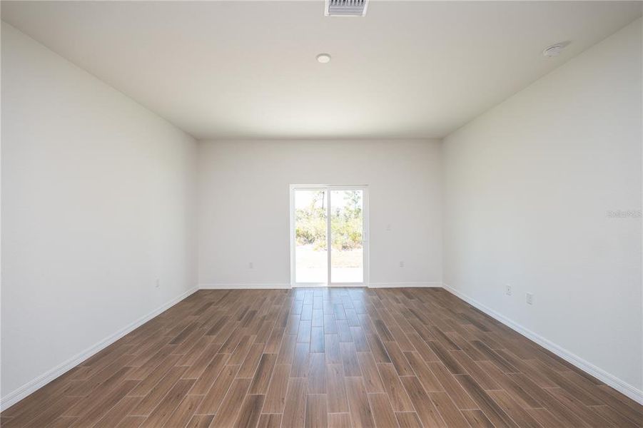 Spacious, unfurnished interior of a new home in , Sebring (Image 14).