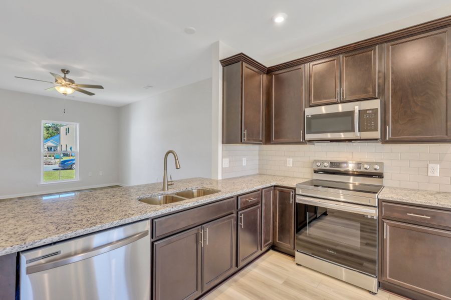 Hampton – Kitchen with Breakfast Bar Hampton – Kitchen with Breakfast Bar