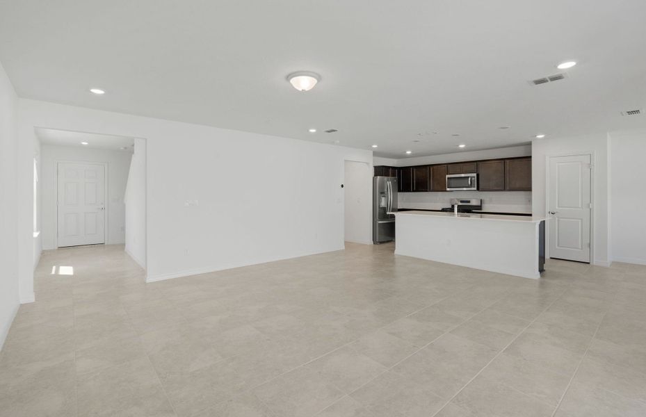Spacious, unfurnished interior of a new home in Wells Landing, Jacksonville (Image 13).