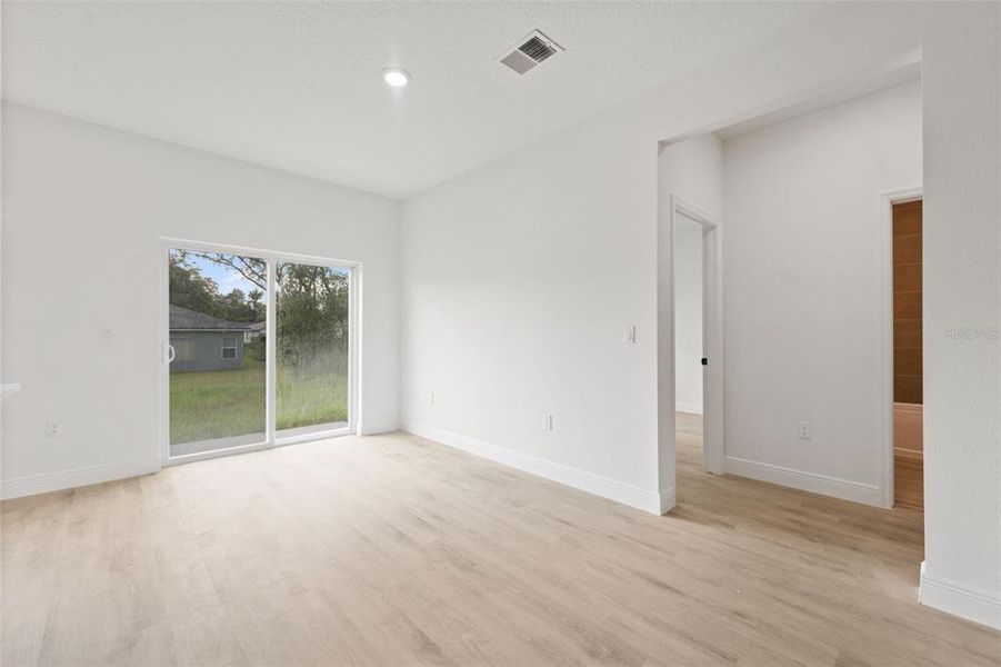 Spacious, unfurnished interior of a new home in , Ocala (Image 12).