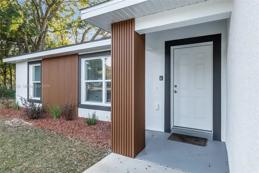 Exterior details and patio area of a home in , Ocala (Image 4).