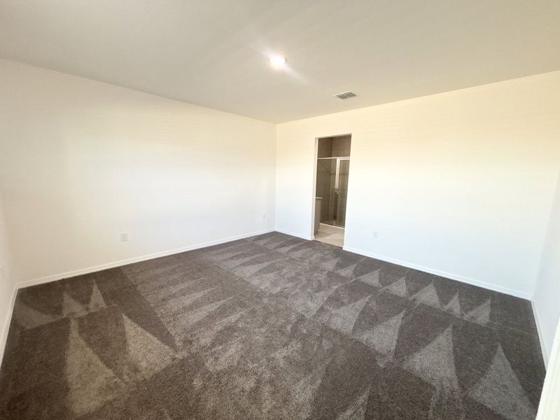 Spacious, unfurnished interior of a new home in Lake Deer Estates, Poinciana (Image 15).