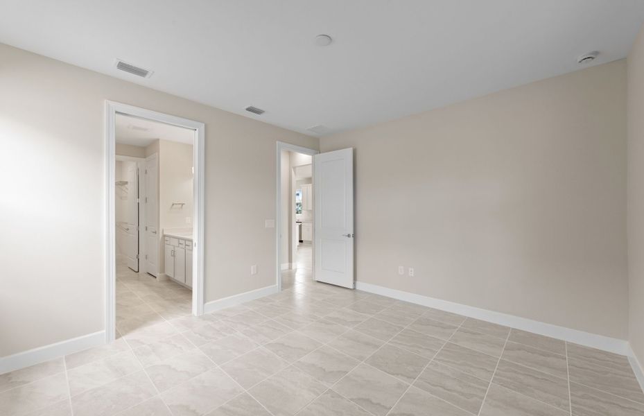 Spacious, unfurnished interior of a new home in Del Webb Oak Creek, North Fort Myers (Image 23).