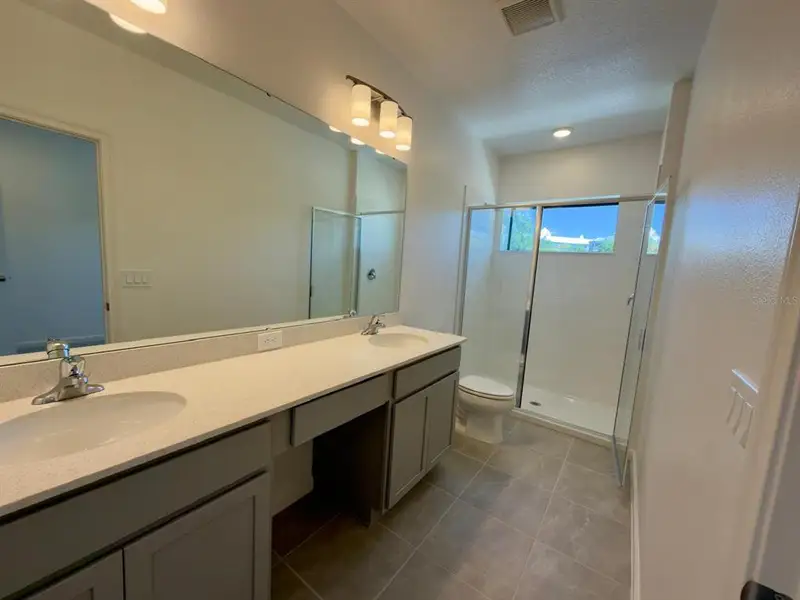 Furnished interior view inside a new home in , Orlando (Image 6).