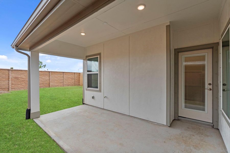 Exterior details and patio area of a home in Meridiana, Manvel (Image 4).