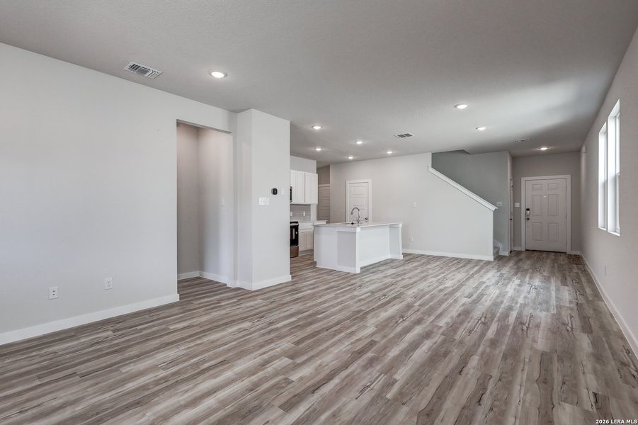 Spacious, unfurnished interior of a new home in Mesa Vista, San Antonio (Image 20).