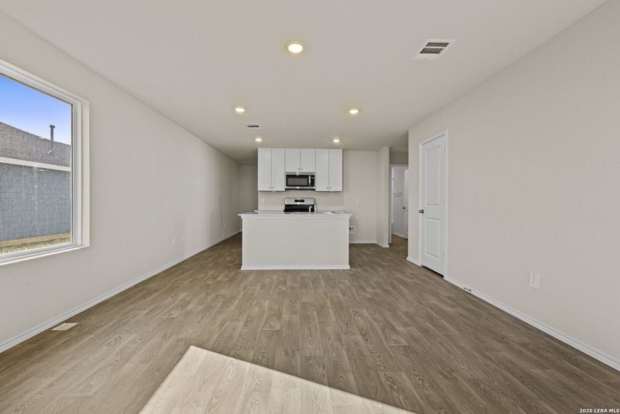 Spacious, unfurnished interior of a new home in Navarro Fields, Seguin (Image 10).