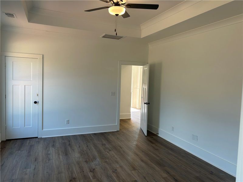 Spacious, unfurnished interior of a new home in Cross Creek Golf Club, Seneca (Image 20). Spacious, unfurnished interior of a new home in Cross Creek Golf Club, Seneca (Image 20).
