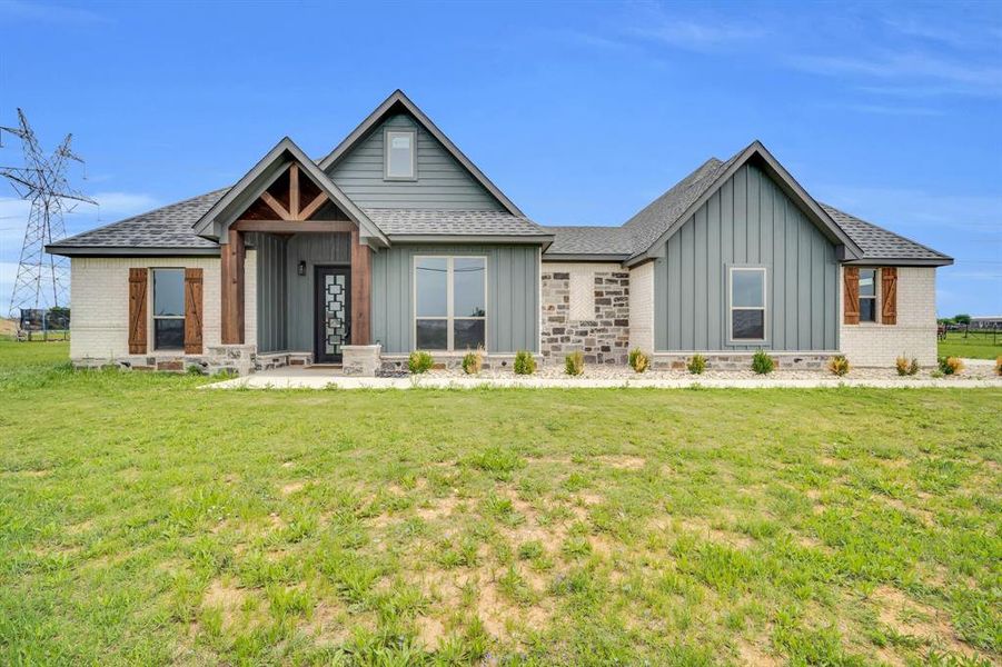 View of front of property featuring a front lawn