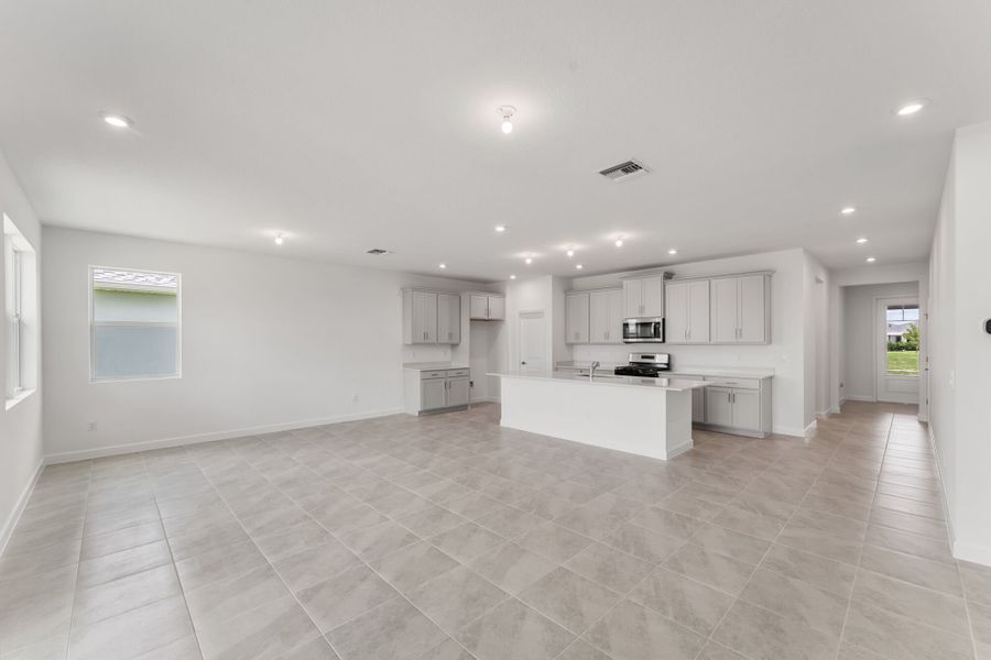 Spacious, unfurnished interior of a new home in Tradition, Port St. Lucie (Image 6).