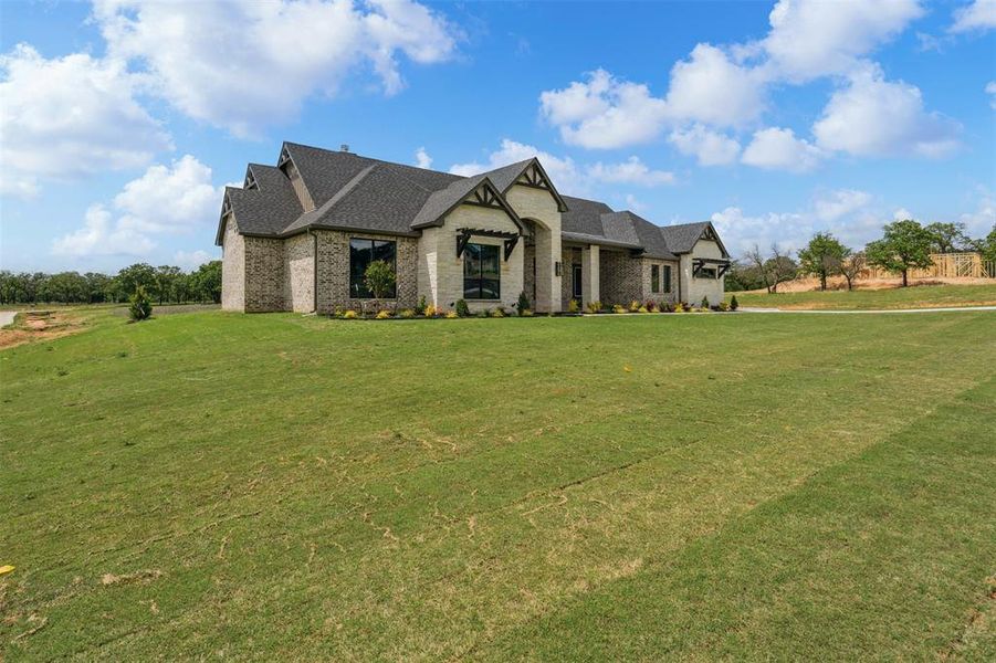 Exterior details and patio area of a home in , Weatherford (Image 3).