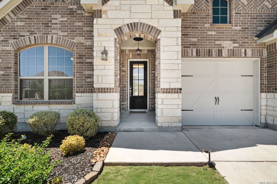 Exterior details and patio area of a home in Stillwater Ranch, San Antonio (Image 3).