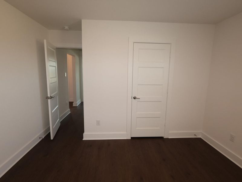 Spacious, unfurnished interior of a new home in Hallimore Ranch, Rosenberg (Image 18).