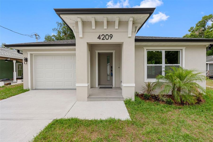 Exterior details and patio area of a home in , Tampa (Image 3).