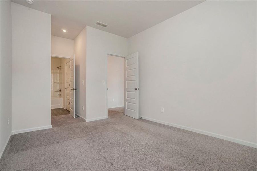 Spacious, unfurnished interior of a new home in , Cartersville (Image 14).