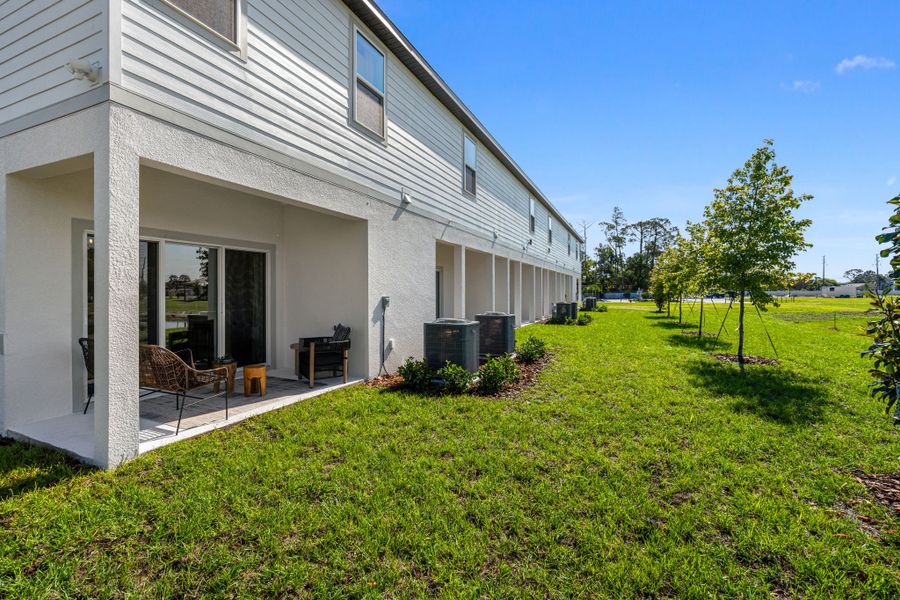Exterior details and patio area of a home in Shenandoah Reserve, Orlando (Image 28).