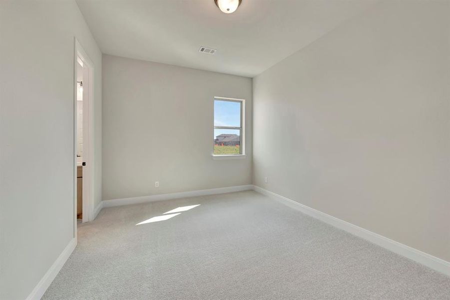 Spacious, unfurnished interior of a new home in Myrtle Creek, Waxahachie (Image 31).