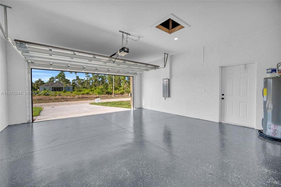 Spacious, unfurnished interior of a new home in , Lehigh Acres (Image 19).