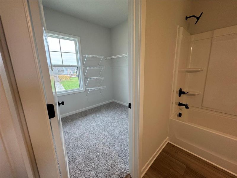 Spacious, unfurnished interior of a new home in Rosewood Lake Preserve, Hoschton (Image 27).
