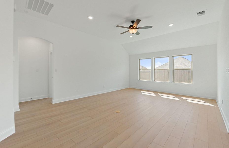 Spacious, unfurnished interior of a new home in Crescent Bluff, Georgetown (Image 22).