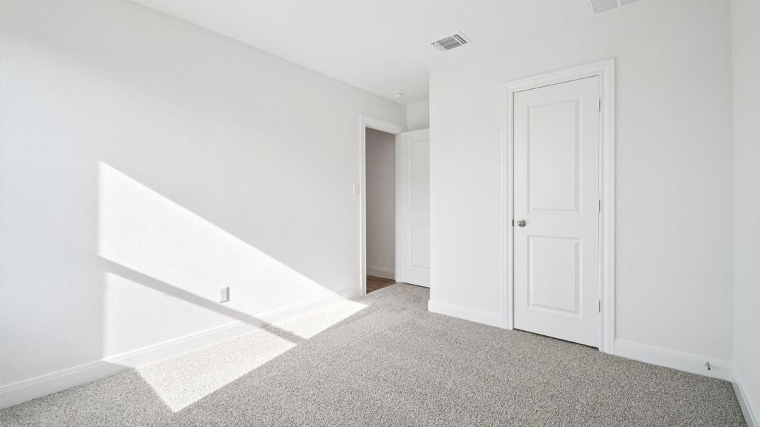 Spacious, unfurnished interior of a new home in Railhead, Cedar Creek (Image 26).