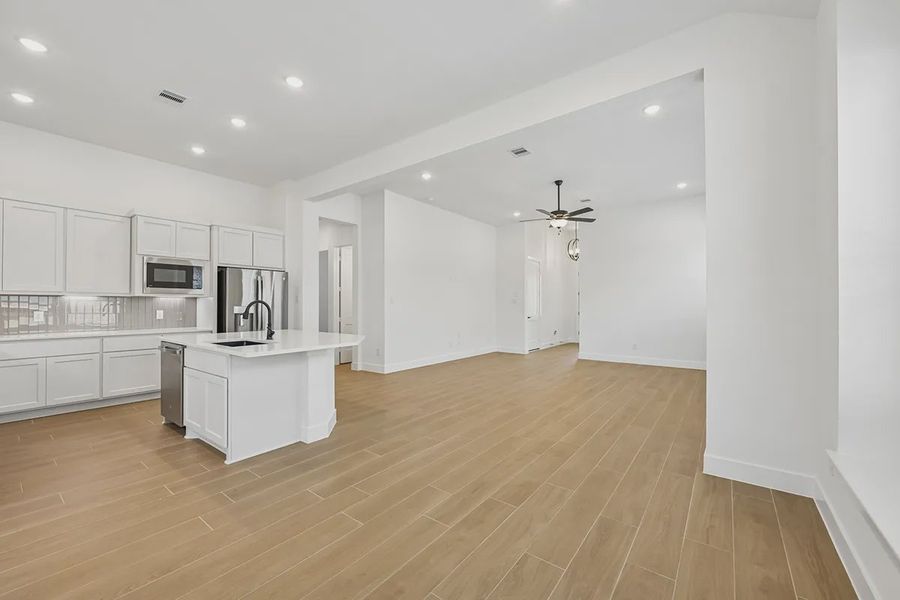 Spacious, unfurnished interior of a new home in Wood Leaf Reserve, Tomball (Image 23). Spacious, unfurnished interior of a new home in Wood Leaf Reserve, Tomball (Image 23).
