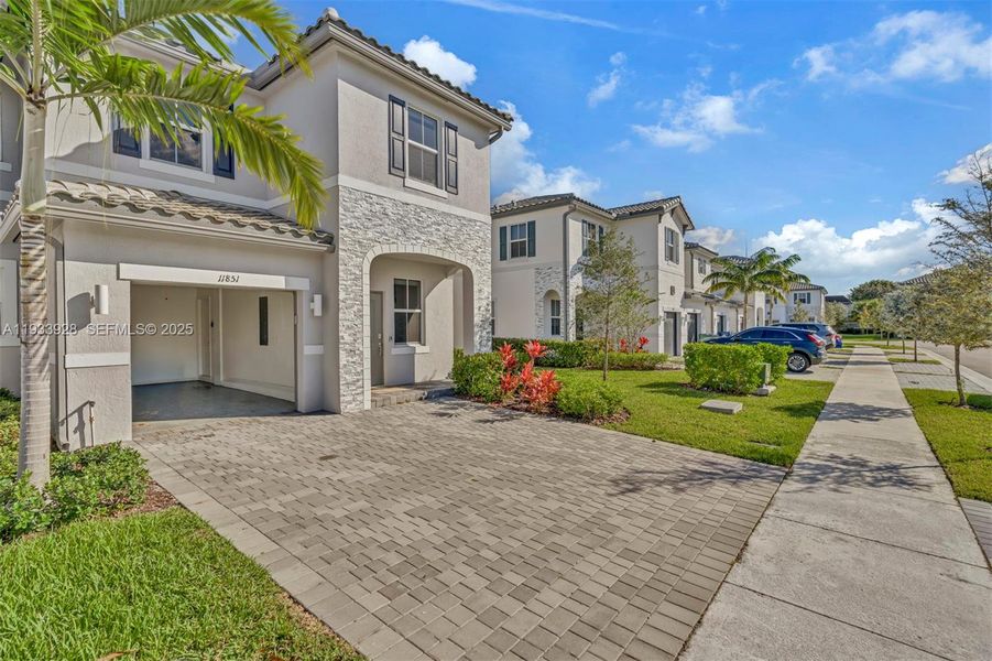 Exterior details and patio area of a home in , Coral Springs (Image 28).