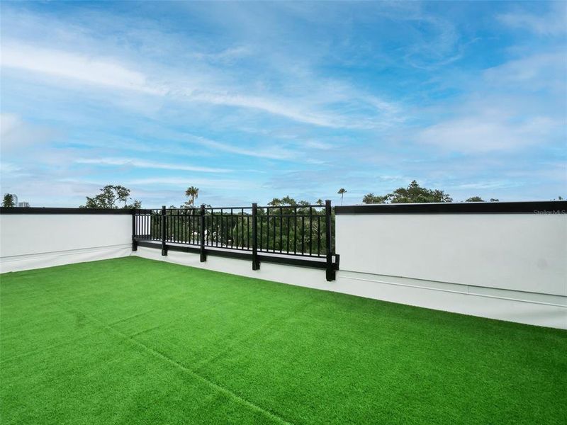 Exterior details and patio area of a home in , St. Petersburg (Image 20).