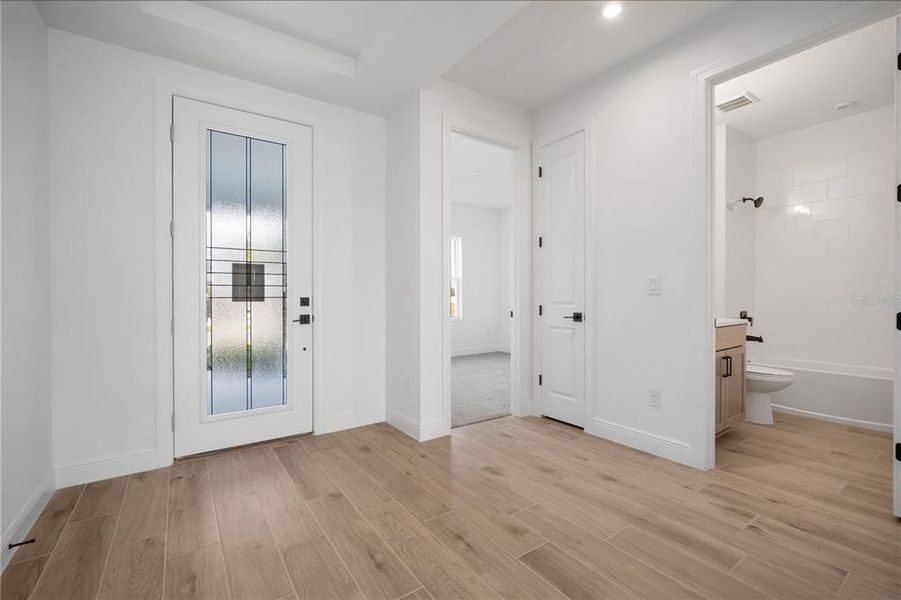 Spacious, unfurnished interior of a new home in Fieldstone, Plant City (Image 18).