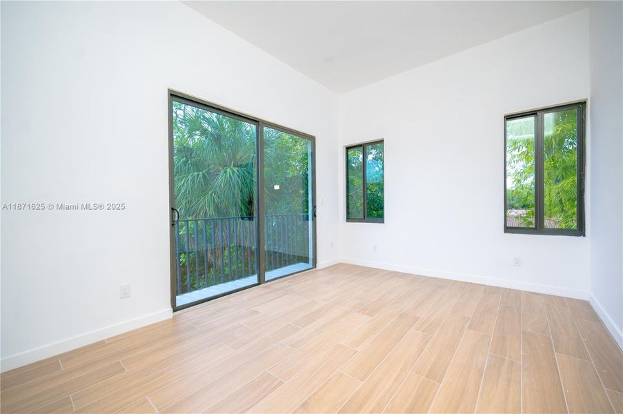 Spacious, unfurnished interior of a new home in , Fort Lauderdale (Image 19).