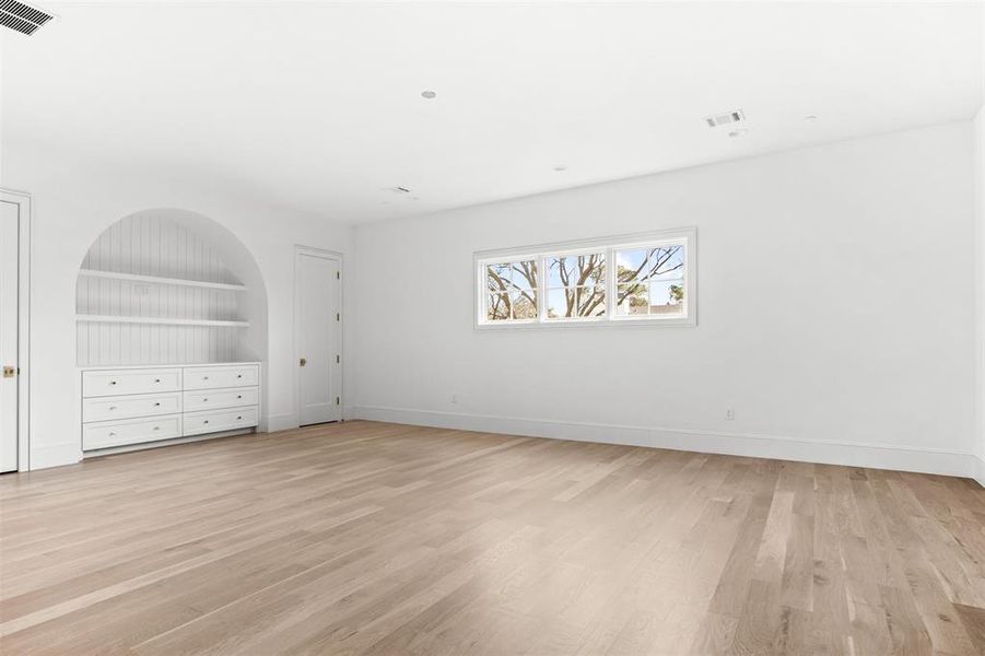 Spacious, unfurnished interior of a new home in , Dallas (Image 25).