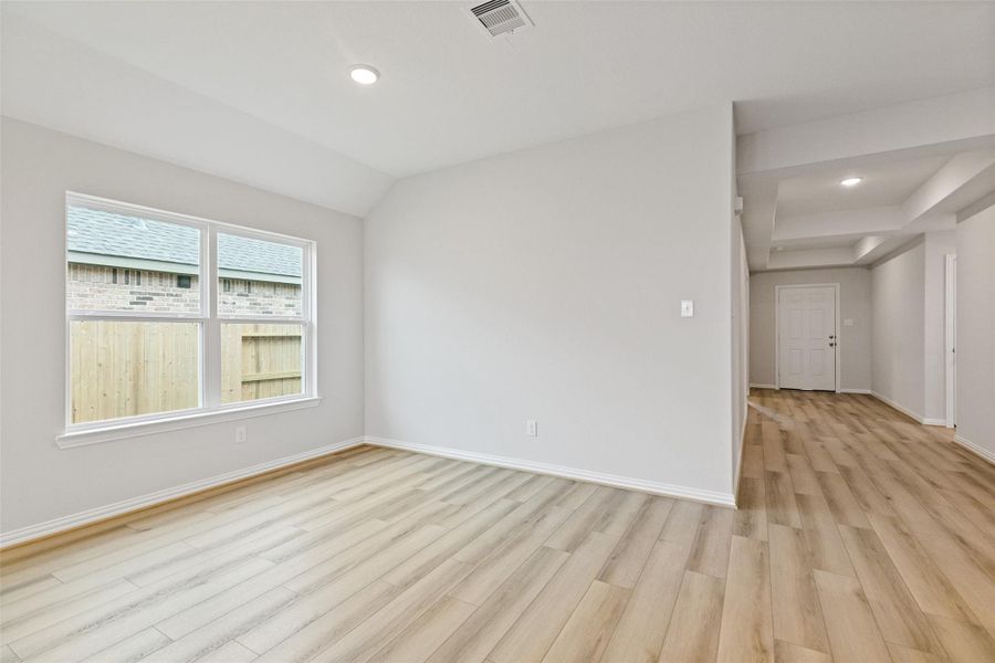 Spacious, unfurnished interior of a new home in Oakwood Estates, Waller (Image 25).