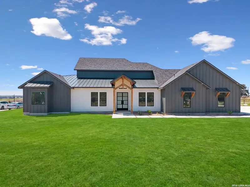 Exterior details and patio area of a home in , La Vernia (Image 3).