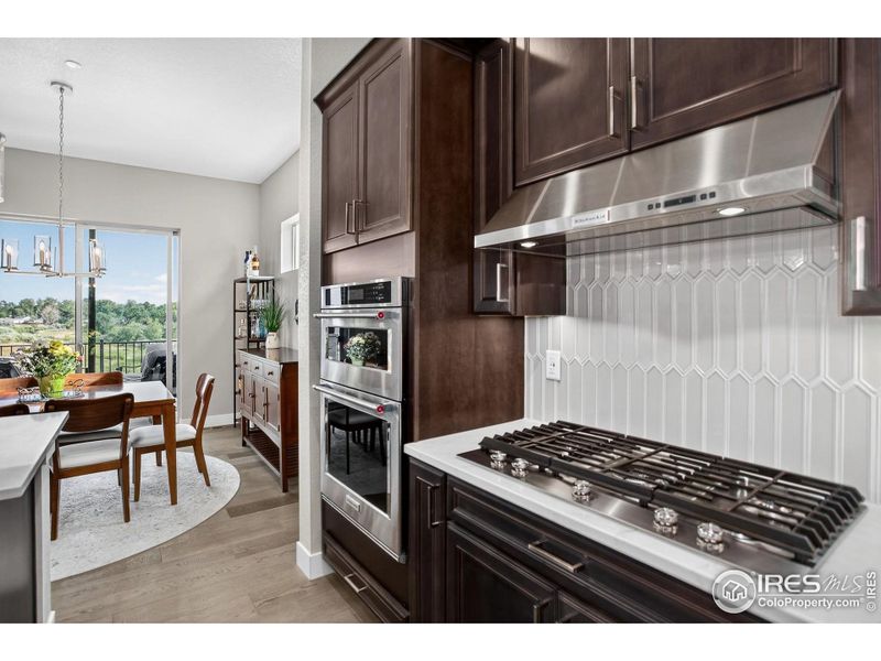 Gas Range, double ovens, perfect for entertaining