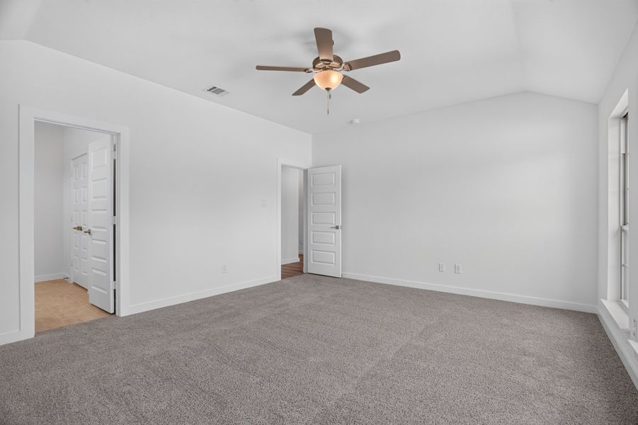 Spacious, unfurnished interior of a new home in Trail Creek, Cleburne (Image 47).