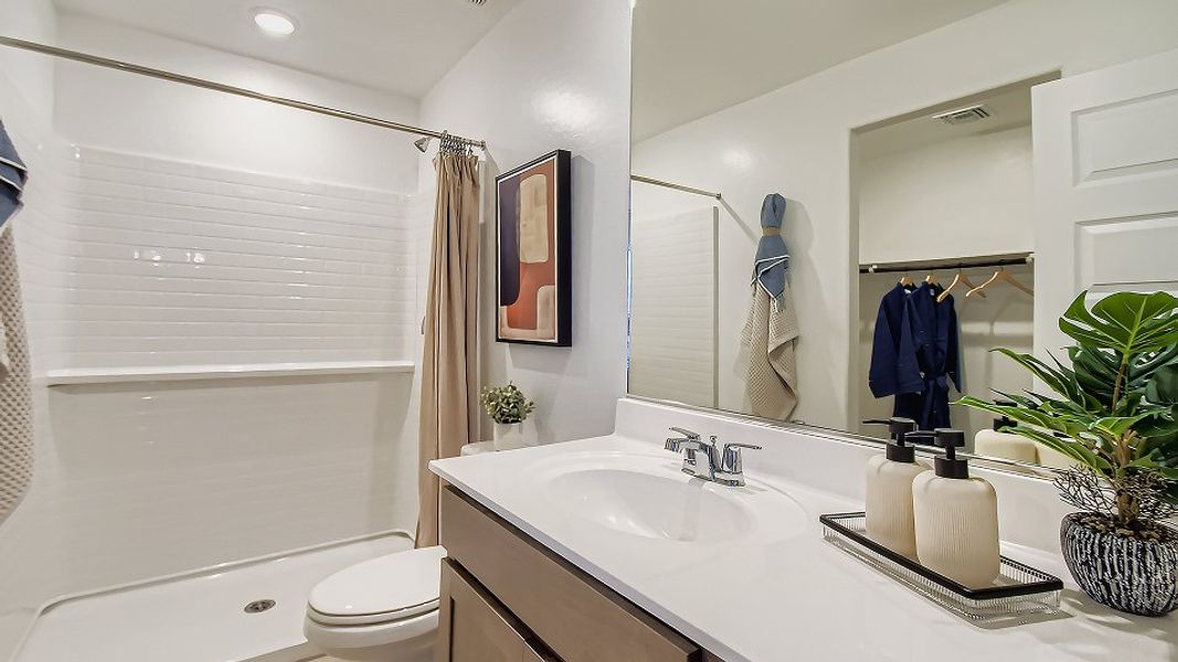 2556 Iris Owners Bath 1of2 F1 Base2