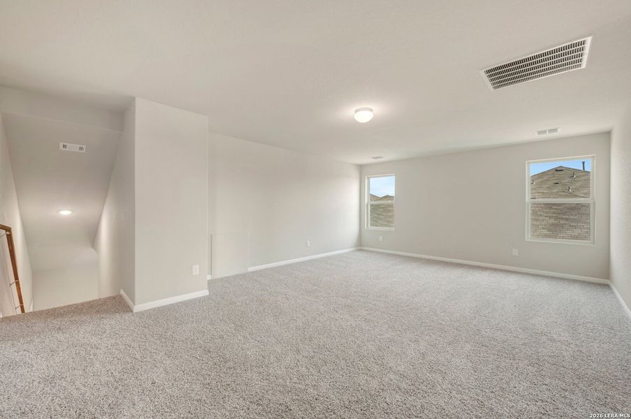 Spacious, unfurnished interior of a new home in Mesquite Ridge, San Antonio (Image 20).