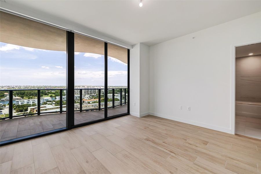 Spacious, unfurnished interior of a new home in Casamar, Pompano Beach (Image 21).
