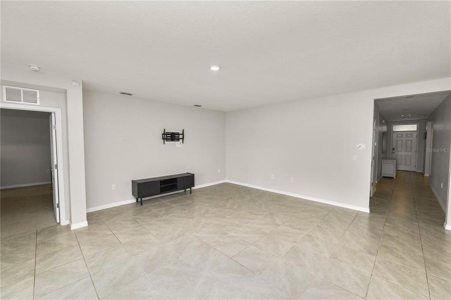 Spacious, unfurnished interior of a new home in Wind Meadows South, Bartow (Image 26). Spacious, unfurnished interior of a new home in Wind Meadows South, Bartow (Image 26).