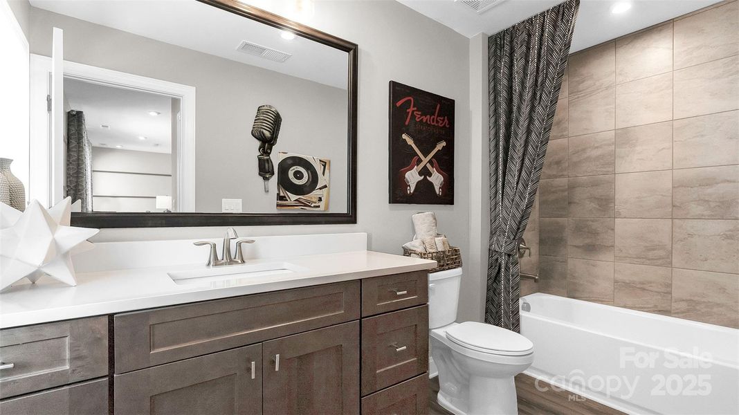 Model photo used for reference