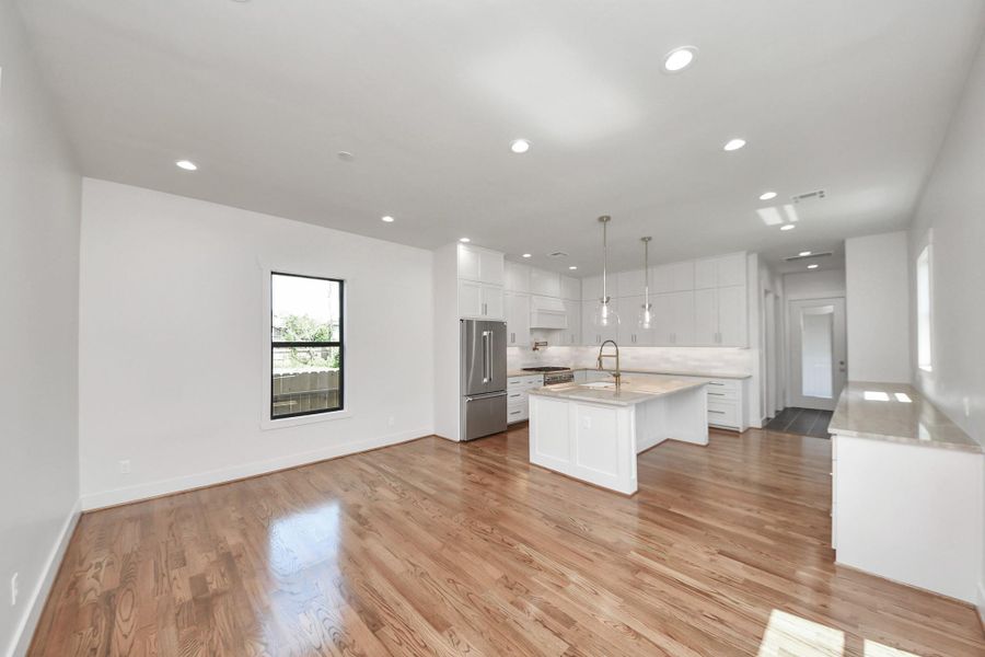Dining room thats open to the kitchen. Dining room thats open to the kitchen.