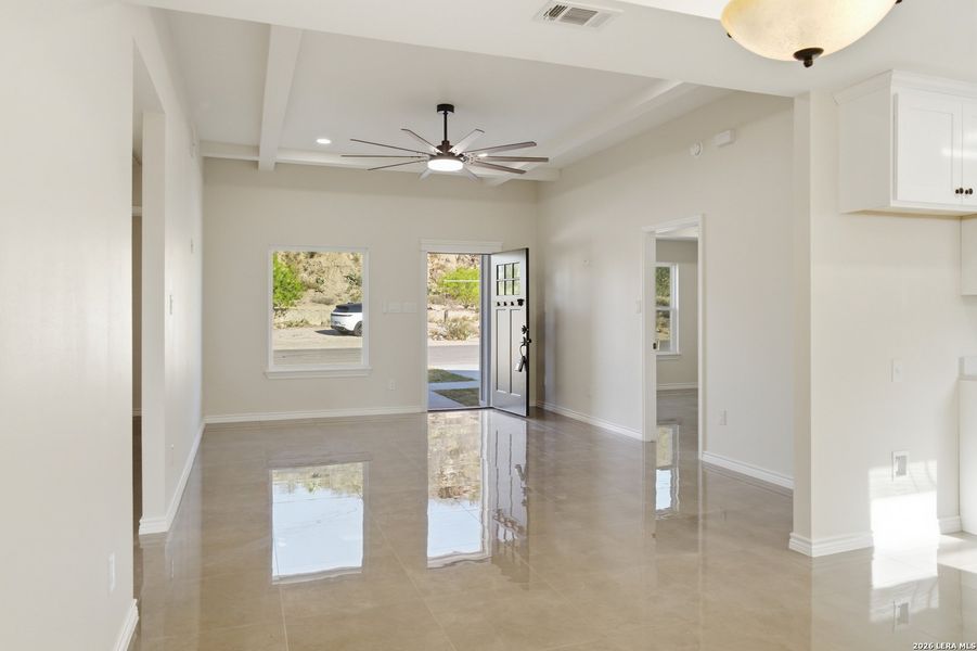 Spacious, unfurnished interior of a new home in , Eagle Pass (Image 10).