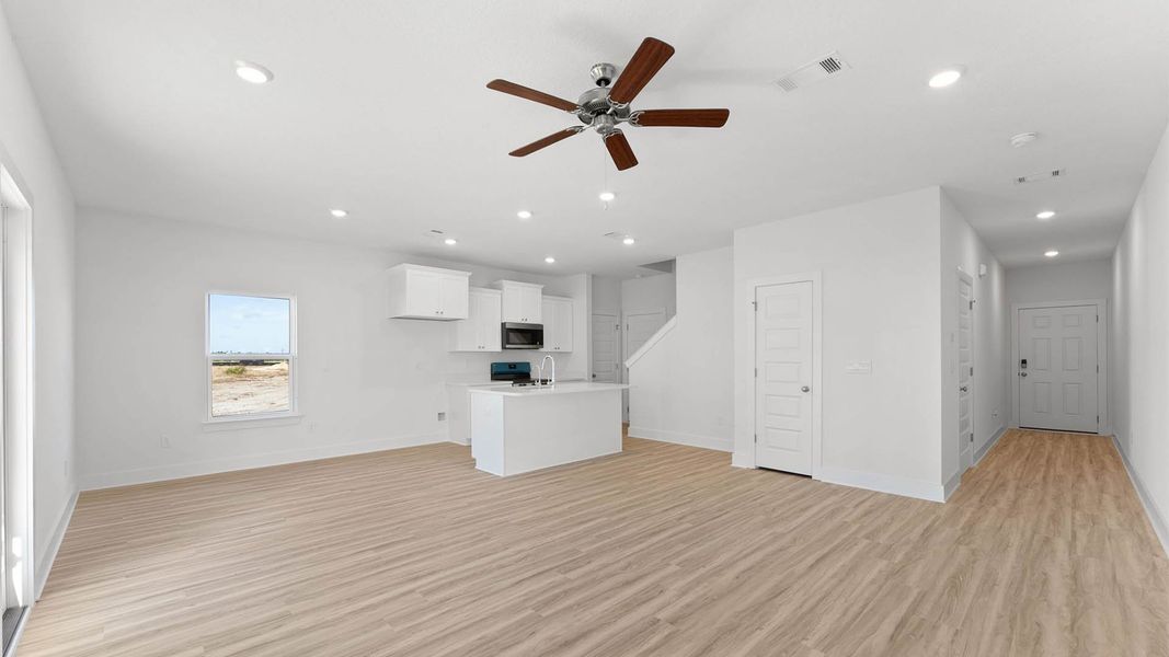 Spacious, unfurnished interior of a new home in Chateau Nemours, Port Saint Joe (Image 14).