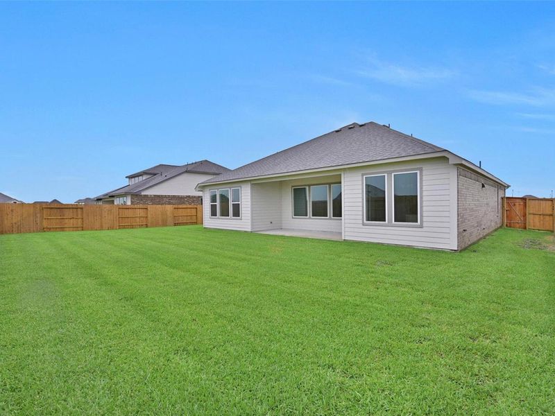 Exterior details and patio area of a home in Lago Mar, Texas City (Image 23).