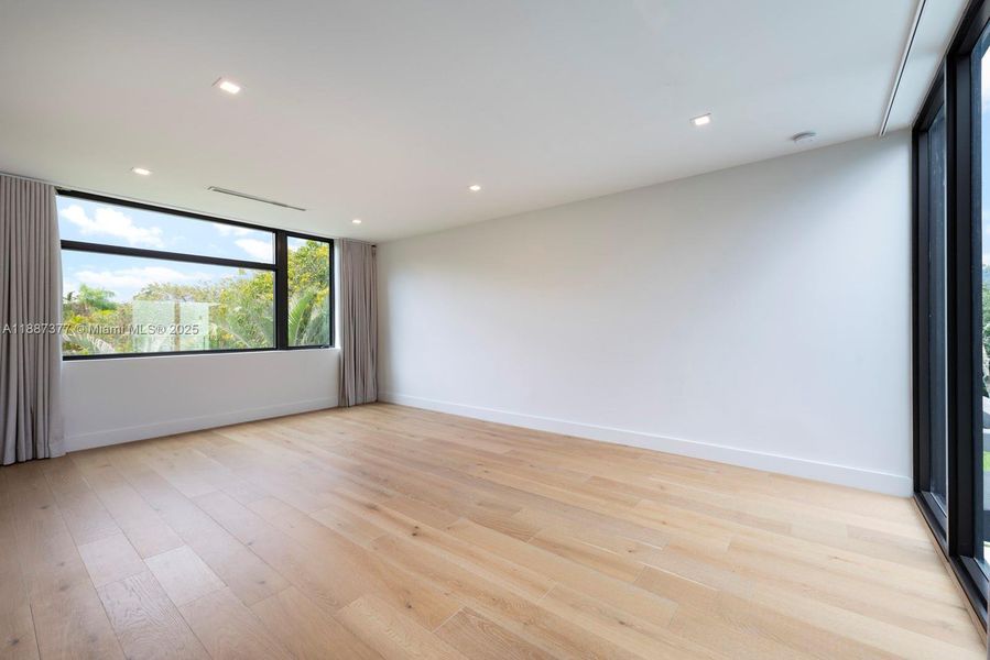 Spacious, unfurnished interior of a new home in , Pinecrest (Image 36).