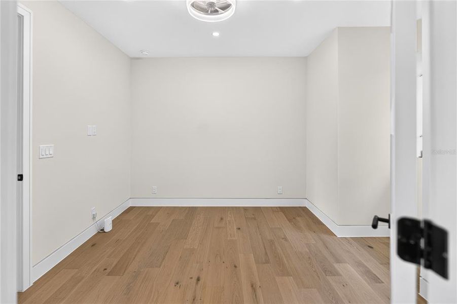 Spacious, unfurnished interior of a new home in , Sarasota (Image 28).