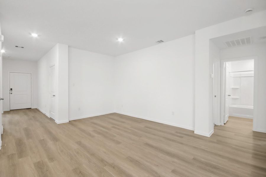 Spacious, unfurnished interior of a new home in Harrington Trails at The Canopies, Splendora (Image 8).