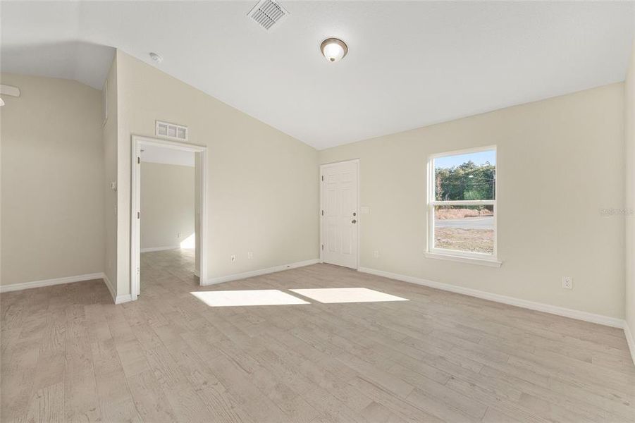 Spacious, unfurnished interior of a new home in , Ocala (Image 33).