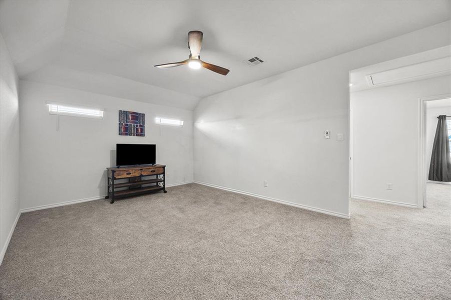 Spacious, unfurnished interior of a new home in Stonehaven, Caddo Mills (Image 24).