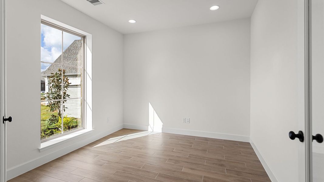 Spacious, unfurnished interior of a new home in Legacy, League City (Image 10).